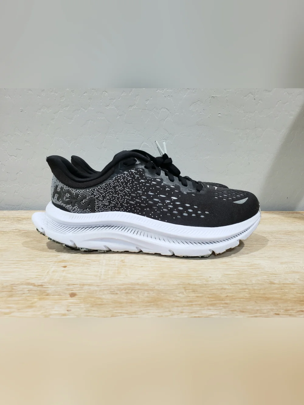 HOKA ONE ONE Women's Kawana Running Shoes (9B) Black/White
